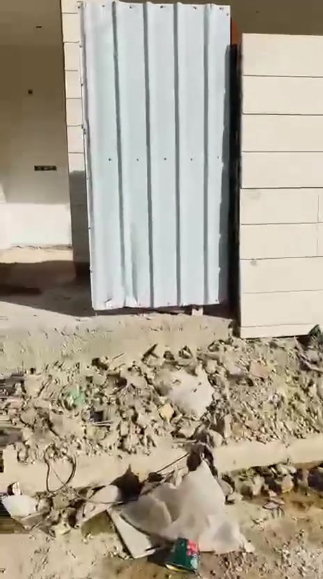 مشتمل للبيع مساحه ٥٠ متر ركن مربع على شارعين طابو صرف مسلح ثلاث طوابق باقي شي قليل على التشطيب الواجهه ٥ النزال ١٠ بسم شخص واحد صاله + حولي مطبخ + منور + حمام مشترك الطابق الثاني ٢ غرف نوم + حمام مشترك الطابق الثالث غرفه نوم + مخزن + بيتونه + صطح العنوان العلام حي الشباب قرب مدرسه العلم اي ستفسار على الرقمين *********** او ***********
