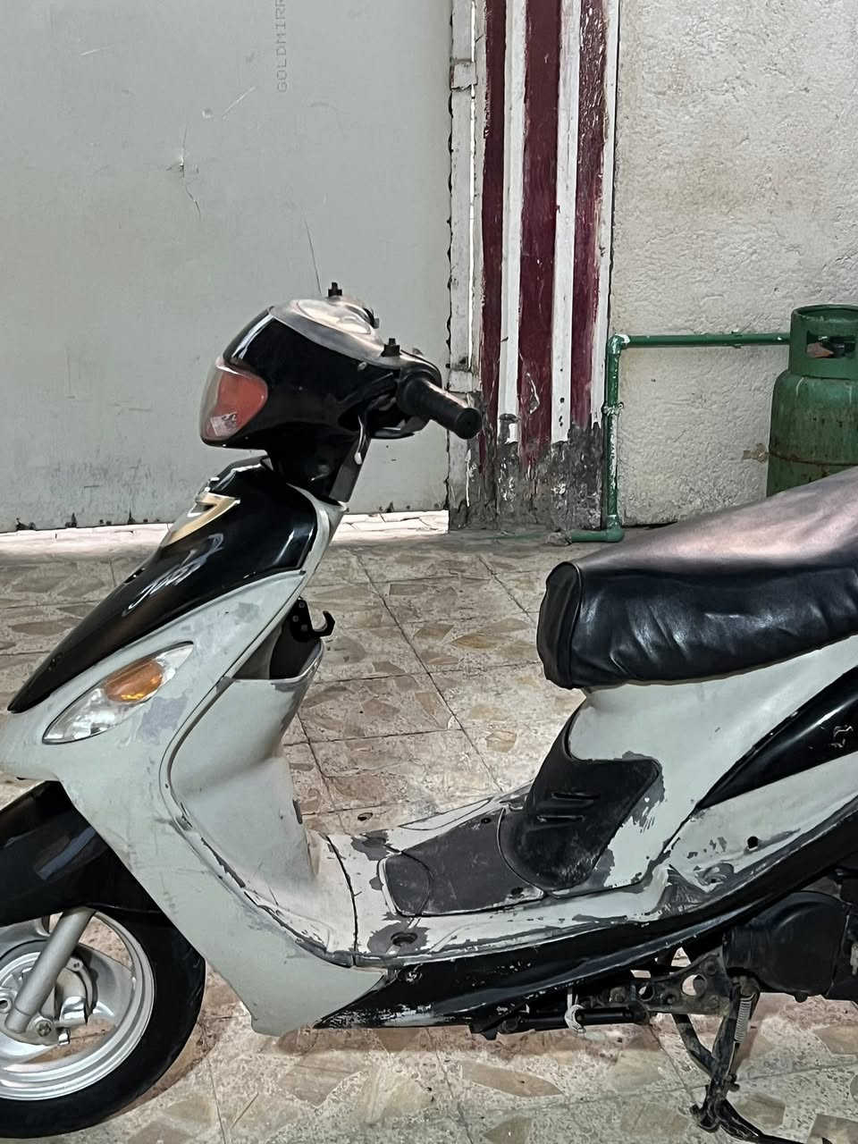 سلام عليكم دراجه ماكس منغولي نضيفه ما مفتوحه كهربائيات كله شغاله اشاير يمنه يسره سكنا كلوب زنون عالي ناصي. كفرات اصليه تايرات جلاتين اصلي دراجه بلاديه ولا تنضح دهن مكينته ناعمه ما تنسمع سعر (750)وبيها مجال حك جيه مكاني الامن الداخلي رقم ***********
