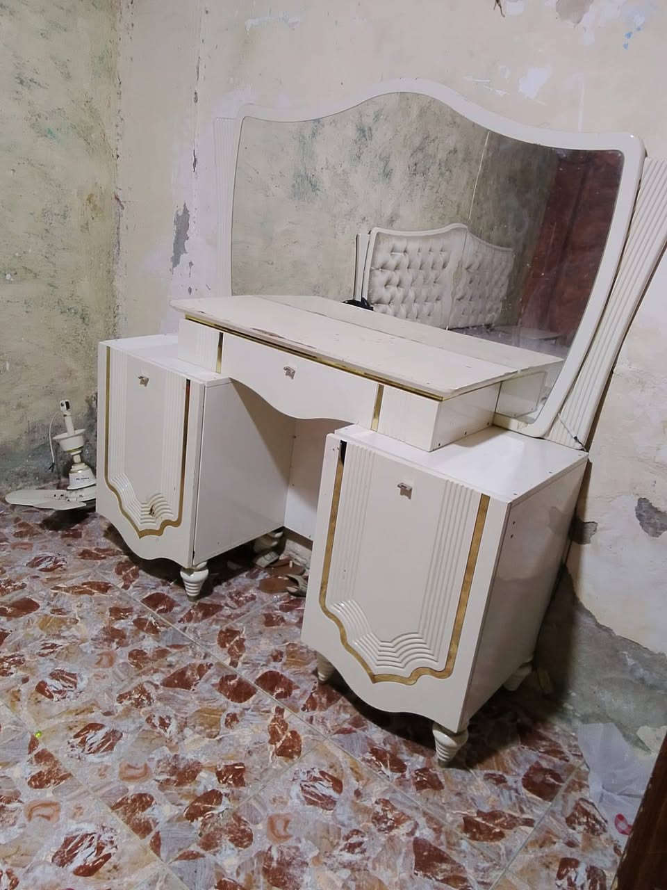 غرفة نوم البيع بدون مندر غرفة نضيفة مثل ما موضح بالصورة السعر 350  وبيها مجال العنوان البصرة الموفقيةرقمي ***********
