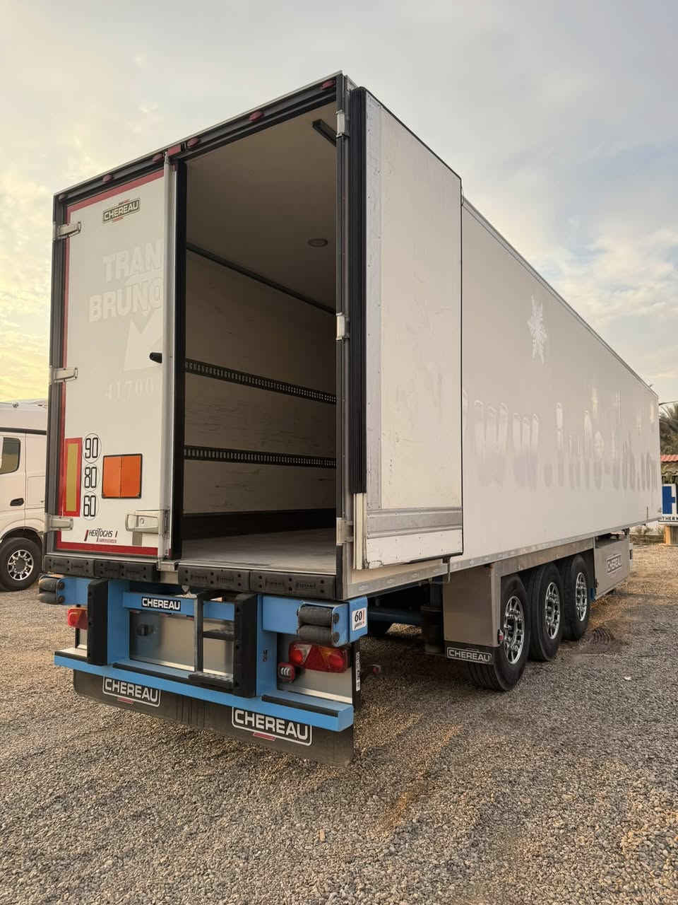 السلام وعليكم للبيع براد شيرو منفيس موديل 2010 جهاز SL200XE سمك 7 ارتفاع استندر 📞***********
