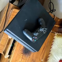 بلايستيشن ٤ • نضيف • شبه جديد