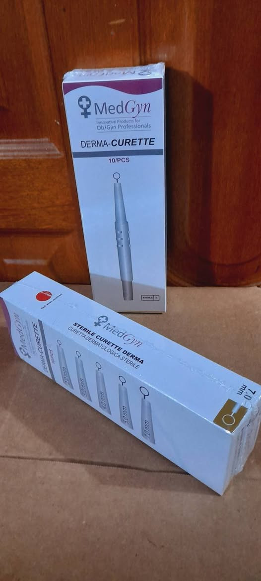 (Derma-Curette) من شركة MedGyn. 
كاشطات طبية معقمة – أداء احترافي بثقة عالية
كاشطه جاهزة للاستخدام ولمرة واحدة، بدون الحاجة لإعادة الشحذ أو التعقيم ✅
توفر لك دقة عالية، أمان، وسهولة أثناء العمل الطبي.
✨ المميزات:
حافة حادة من الفولاذ المقاوم للصدأ
مقبض مريح لثبات وتحكم أفضل
المقاس محفور على كل كحتة لسهولة الاختيار
متوفرة بمقاسات (4\5\7)
معقمة وجاهزة فوراً للاستخدام
🏥 مناسبة لـ:
الأمراض الجلدية | الجراحة | طب الأقدام | الأورام | الطب البيطري
📩 للتواصل والاستفسار يرجى مراسلتنا على عبر واتساب***********.للبيع جمله ومفرد.للمعرفه المزيد عن هذا المنتج ضغط على هذا رابط https://share.google/78tIJujNgakIbd9Xa
