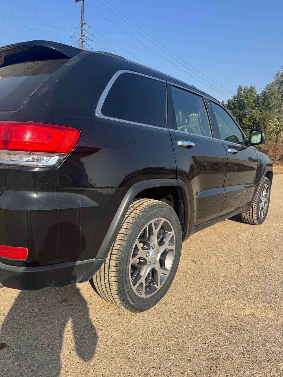 السلام عليكم للبيع 
جيب كراند شيروكي 2019  فول موصفات ١/١
فتحه
بصمه
رادار امامي + جانبي 
كشنات جلد + كهرباء ٢
كشنات تدفئه وتبريد + الخلفي 
مري شفط + اشاير 
فورويل 4×4 ماوس 
توقف ذاتي  + إطفاء ذاتي 
عليه مضومه زينون كامله 
محرك 6 سلندر 3600 
كشنات خزن ميموري 
داخل لون اسود ملكي 
تخم تاير جديد ويل 20 
حساسات اماميه خلفيه 
شاشه كبيره كامره خلفيه 
ماشيه٧٠ الف ميل حقيقي مكينه  كير  حداديه كفاله ابشرط 
 بيها جاملغ بارد الأمامي  وبدون ومعجون   رقم بغداد انكليزي بسمي تحويل ثاني يوم السعر (270$) وبيه مجال الاستفسار *********** بغداد, العراق
