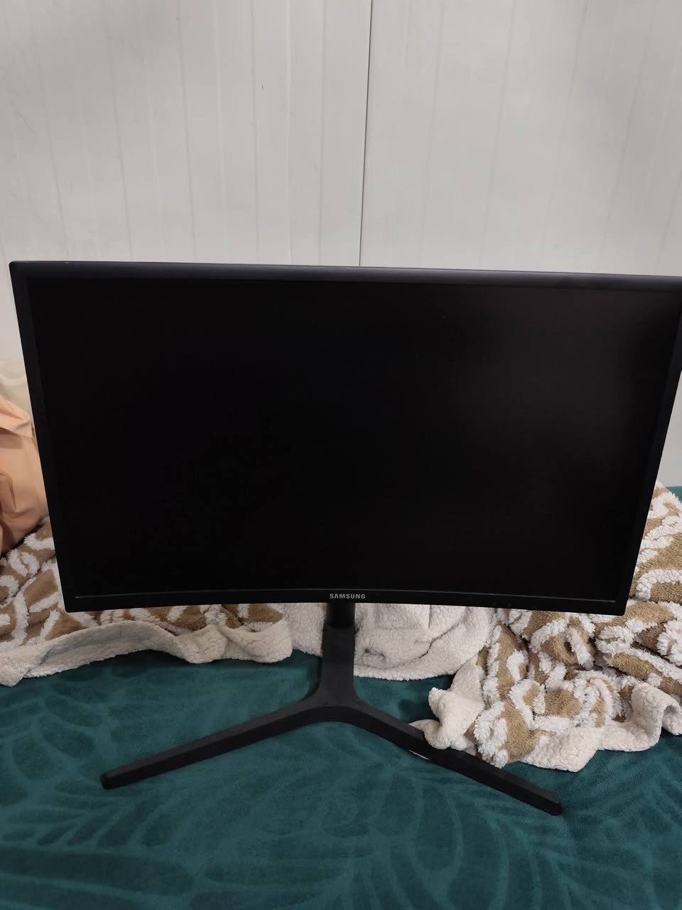 السلام عليكم كيس للبيع
r5 3600x
rtx 2060 super
mag b550 m bazooka
ram 16 3200
1t m.2
1t hhd
كيس اسود RGP

شاشة 120 hzs 24inc
السعر 600 
*********** واتس
