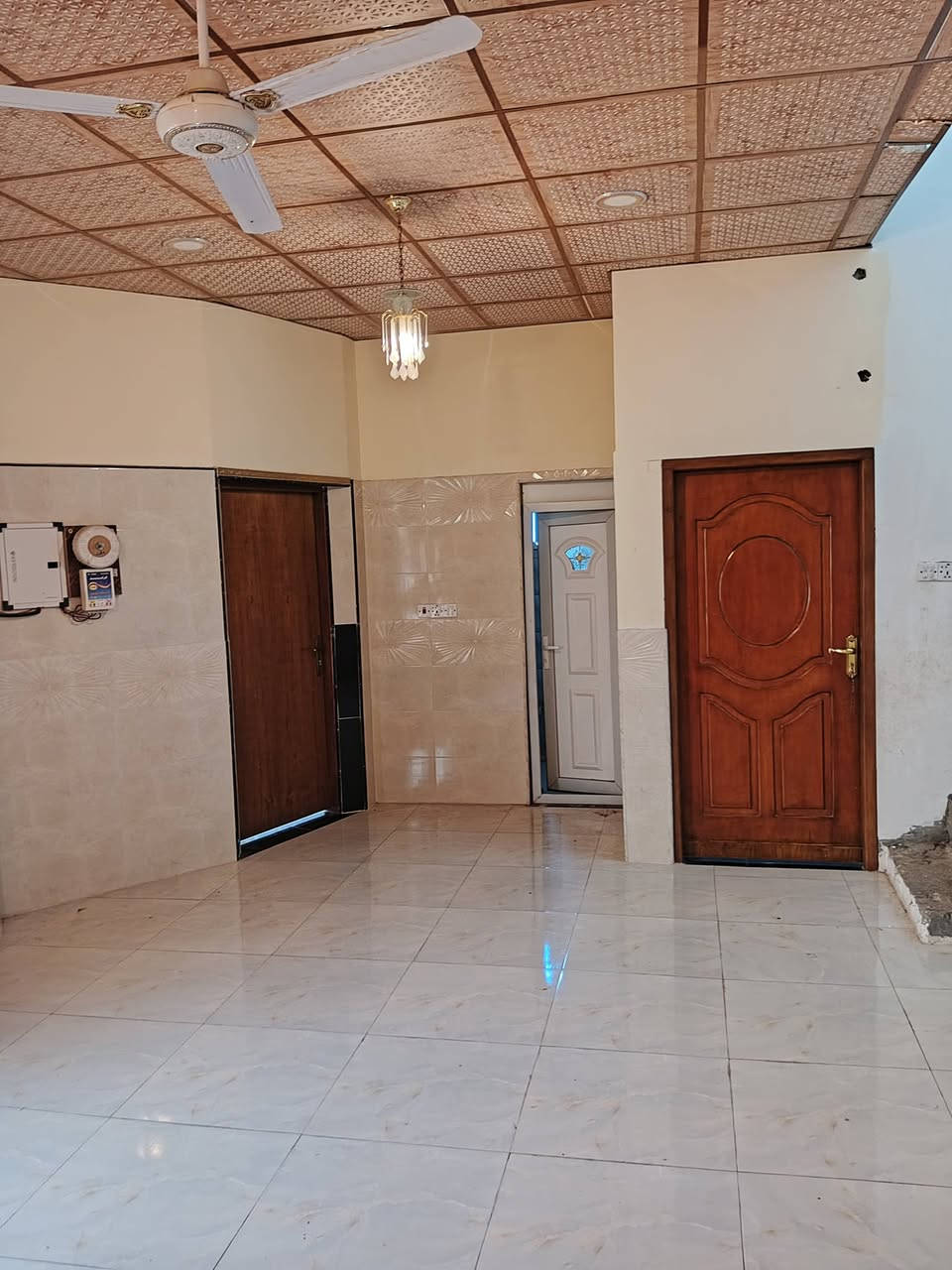 بيت للبيع طابقين وقف سني مساحه 💯 م مربع يتكون من ثلاث غرف الطابق الأرضي بي غرفه صاله دوانيه مطبخ كراج منور صحيات داخلي خارجي تأسيس ماء كهرباء مجاري كله دفن الطابق الأول غرفتين وصاله وصحيات وبيتونه ومخزن وسطح بناء جديد البيت اساس رباط سقوف كله كونكريت سعره 55 وبي مجال للطيبين شيء بسيط عنوان مقابل صناعية حمدان منطقة كوت ثويني ***********
