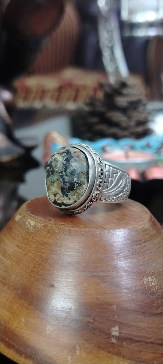 السلام عليكم خاتم زوعه الحيه نباعيه ذمه
صياغه يدويه ثكيله قياسه ٢٢
يوجد توصيل لجميعً المحافضات
***********
