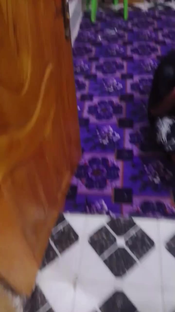 السلام عليكم بيت 100متره بناء جديد بيت طابقين كامل من كلشي العنوان طويريج الرشيده  شويه عن سيطره مسافه 400متره عن السيطره ***********
