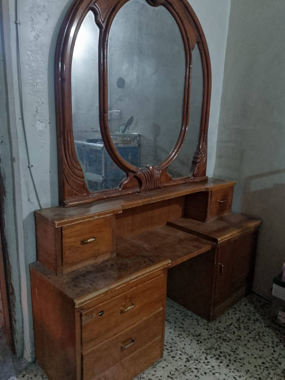 سلام عليكم غرفه نوم  قديمه اربع قطع الي يريدهن يتصل على هذا الرقم ***********
سعر مناسب وبيهن مجال
