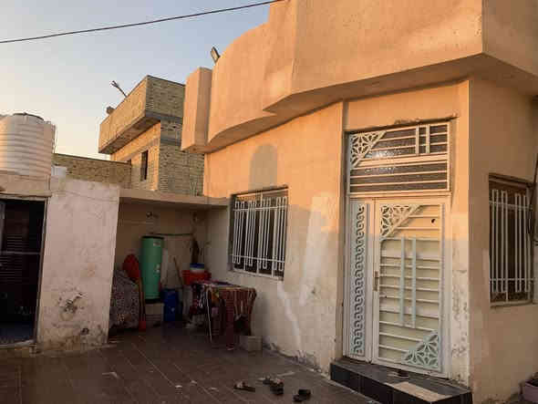 بيت رقم بلديه مقدم معامله تسجيل ع طابو مساحه 200مقابيل خدمات حديقه العنوان بصره حي بغداد بضهر مدينه السندباد السكنيه يتكون البيت من ٣ غرف نوم وصاله جبيره واستقبال جبير ومطبخ تركي وكراج وصحيات داخليه وخارجيه وبي مشاي عله داير البيت البناء بلوك وسكف صب كونكريت السعر 115وبي مجال للشراي موبايل***********
