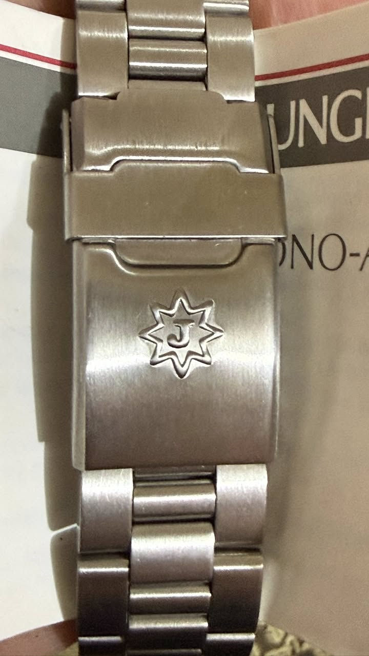 Junghans vintage stock watch 1990
ساعة من شركة يونكَهانس الالمانية العريقة 
مخزنة بشكل كامل مع ملحقاتها 
وبتصميم مميز وجميل
مكينة الساعة كوارتز
مينا الساعة مينا مميزة سوداء 
ارقام مضيئة واميال مضيئة ونافذة تاريخ 
سير الساعة ستانلس ستيل الاصلي بقفل مميز وجميل 
قطر الساعة 38mm قطر 
 الساعة قفل بحري
 بتصميم كلاسيكي وبكفائة المانية
 تحفة مخزنة بستكراتها مما يجعلك اول شخص يرتديها منذ


**إذا كنت صاحب هذا الإعلان وتريد حذفه لأي سبب، رجاءا أرسل رسالة إلى الدعم الفني**