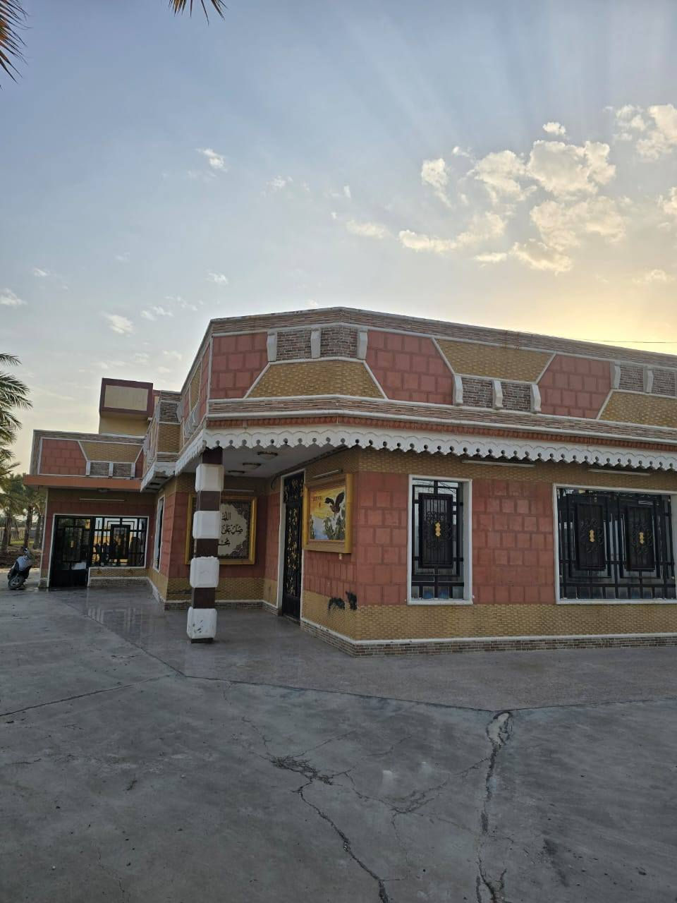 سلام عليكم بيت وأرض للبيع حسب إمكانية المشتري البيت واجه ١٣ نزال ٤٠ يقع الدار في قرية  دار السلام قرب محطة كهرباء  القدس الحرارية البيت جاهز اومابي اي نقص ملك صرف سند ٢٥ اعضميةللستفسار***********
