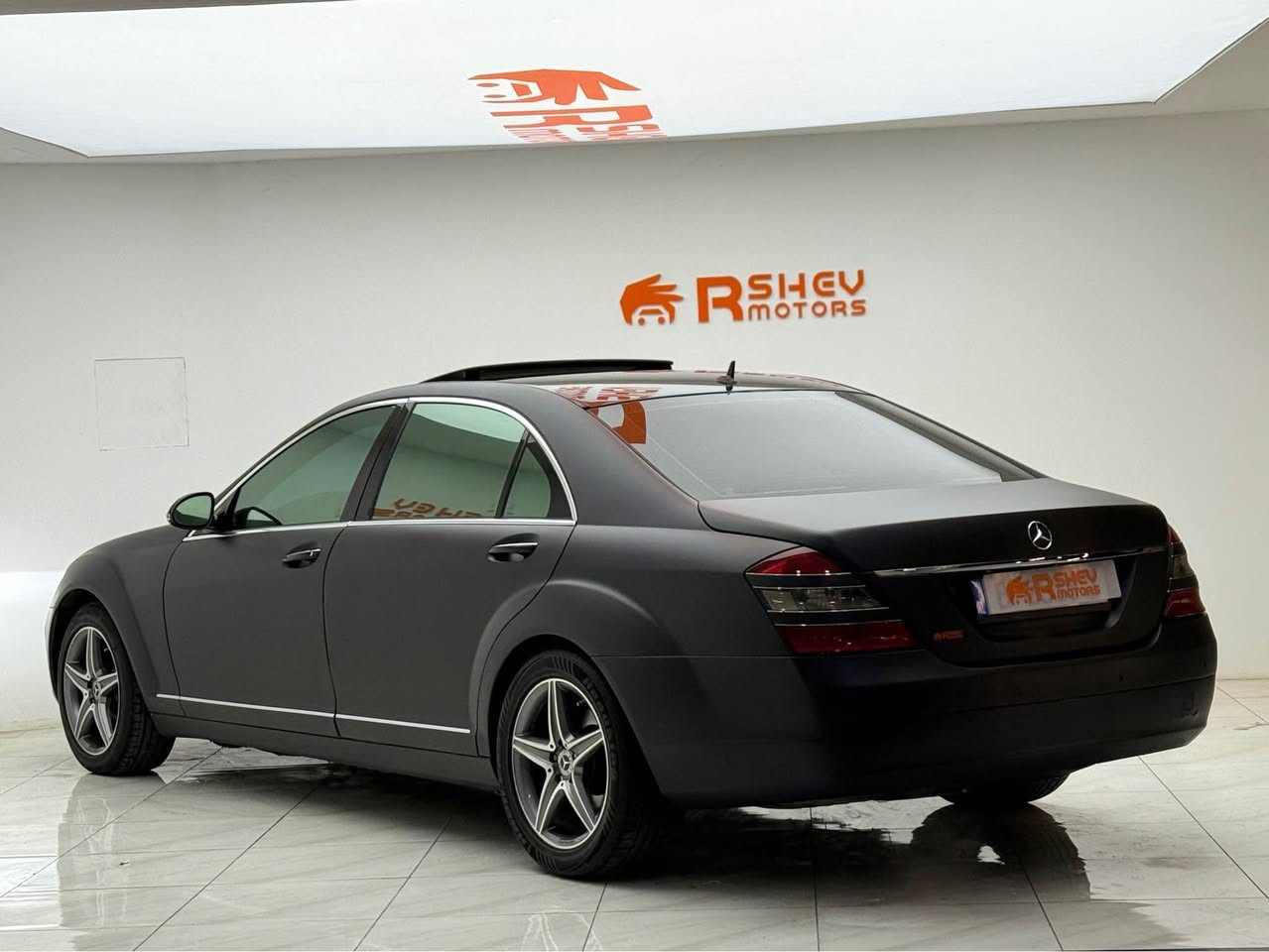 Mercedes S350 2008
مرسيدس اس كلاس ٣٥٠ ٢٠٠٨ 

فول فول للاخير مواصفات (مقاعد تدفئة تبريد مساج خزن-جكات تصعد و تنزل-فتحه سقف-حساسات خلفية)

مكينة ٦سلندر حجم ٣.٥لتر تنفس طبيعي
ماشية 428,000 كيلومتر و بحالة ممتازة 

السيارة مكفولة سقف و حزام ب شرط مغلفة لاصق مات
رقم اوروبي منافيس ابراهيم الخليل يعني كلشي بيها شرط
مكينة مبدلة يعني مكينة زيرو بعد و السيارة جديدة
مكفولة من كير و محرك و كهربائيات

و ب سعر(115$) ورقة و بيها مجال

مكان السيارة

دهوك -معرض ارشف R-Shev
رقم51 من معارض التيرمينال 

***********
*********** دهوك, العراق
