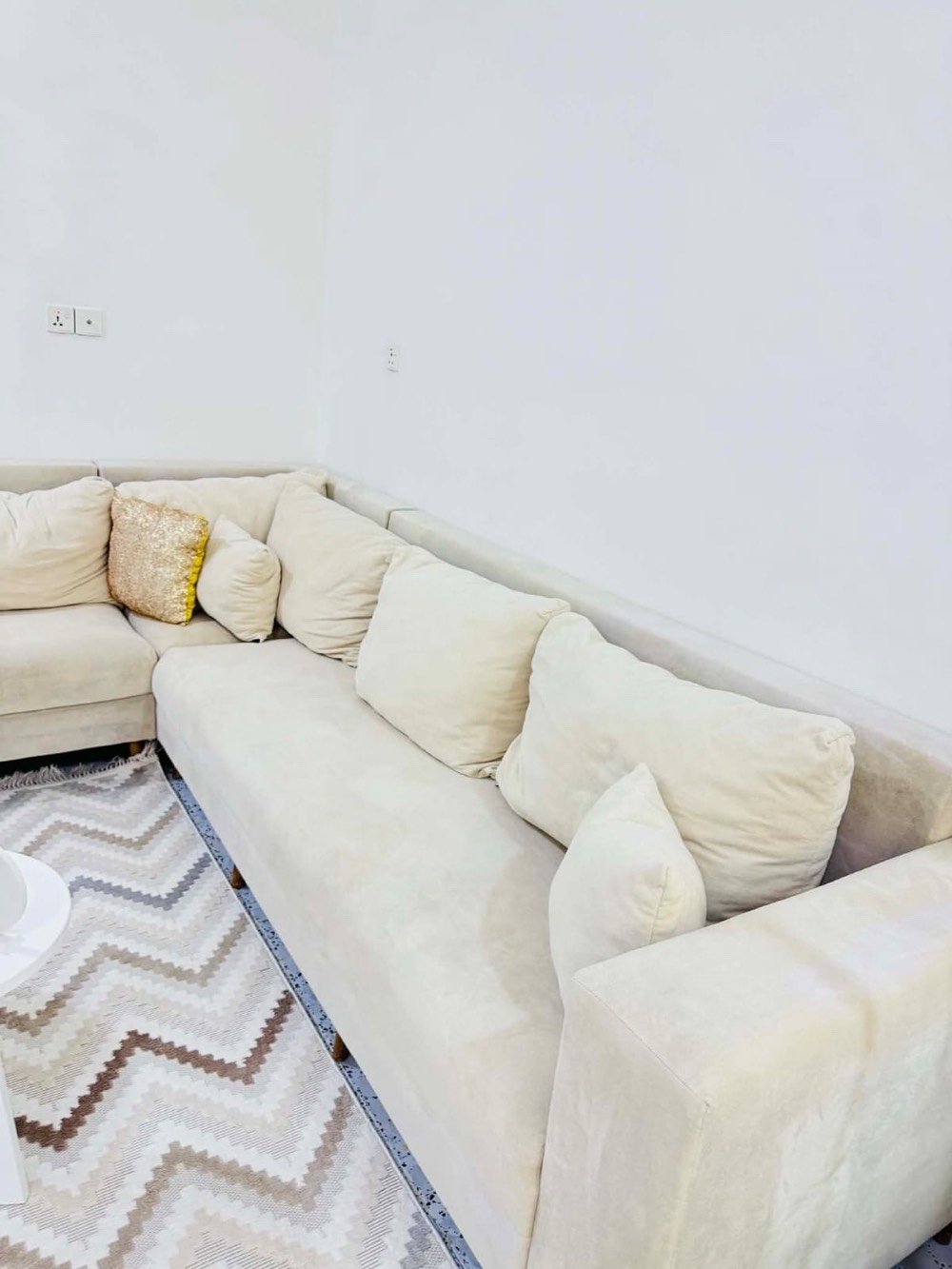 ديوان 5 امتار مع كوشات استعمال قليل جداً بدون ضرر 
المكان حي العامل