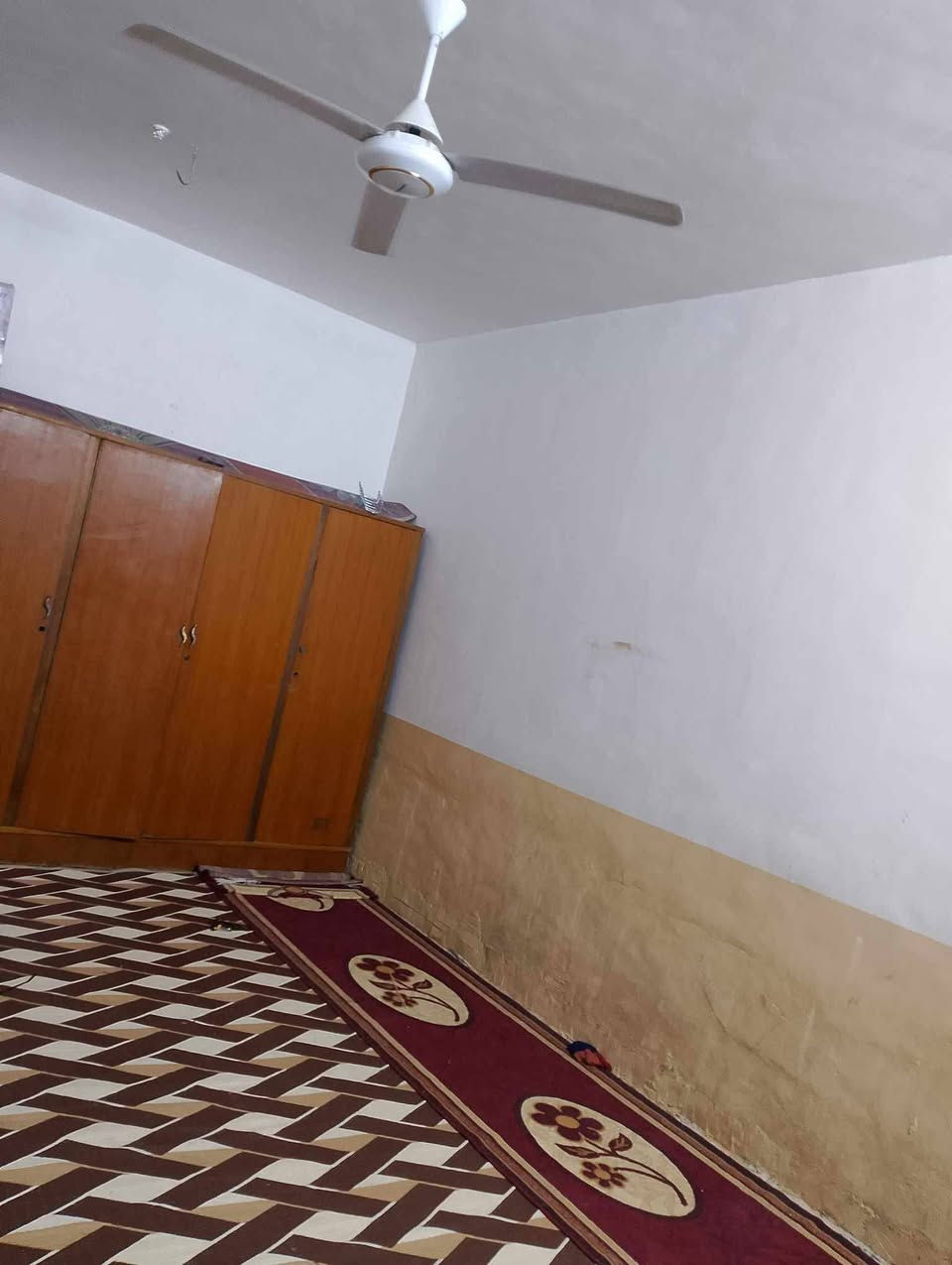 السلام عليكم بيت للبيع مساحة 300 متر بناء طابوق الاساس والسقف صب عالي عن الشارع واعلى البيوت المجاورة3غرف واستقبال وصاله ومطبخ وتخاريج كاشي وسيراميك زراعي عنوان نجف كوفه قري مسلم ع سايدين ميثم دور الحوزة حي الصدر الثالث قرب شارع المطار الجديد شارع 7 فرع مول تبوك مشمول بلتطويب والشوارع مرقمه وجميع الخدمات موجودة اسواق ومدارس ومجمعات وخطوط نقل للاتصال على رقم صاحب البيت مومكتب ***********
