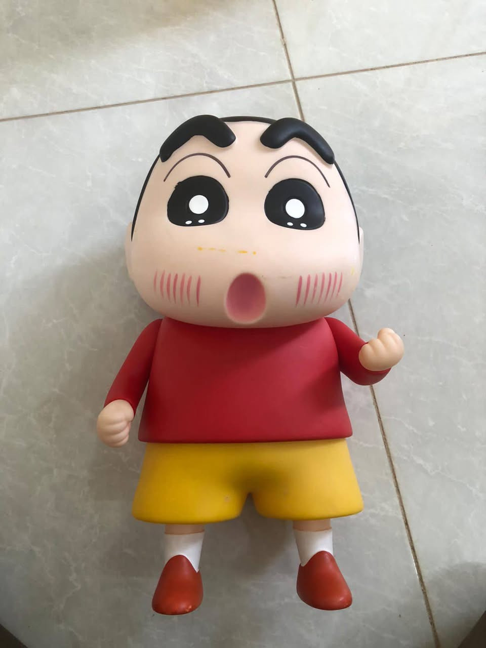 شخصية مجسمة: هذا المجسم يمثل الشخصية الكرتونية الشهيرة شين تشان (Crayon Shin-chan).التفاصيل: يظهر المجسم شين تشان بتعبيرات وجه متفاجئة أو مندهشة، وهو يرتدي قميصه الأحمر المميز وسرواله الأصفر.المواد والحجم: المجسم مصنوع عادة من مادة PVC (بولي فينيل كلوريد) أو البلاستيك، ويوجد منه إصدارات بحجم 40 سم أو 45 سم تقريباً.الاستخدام: يُستخدم هذا المجسم كقطعة ديكور للغرف، المكاتب، أو زينة للسيارات، وهو شائع كعنصر جمع لمحبي الأنمي.


**إذا كنت صاحب هذا الإعلان وتريد حذفه لأي سبب، رجاءا أرسل رسالة إلى الدعم الفني**