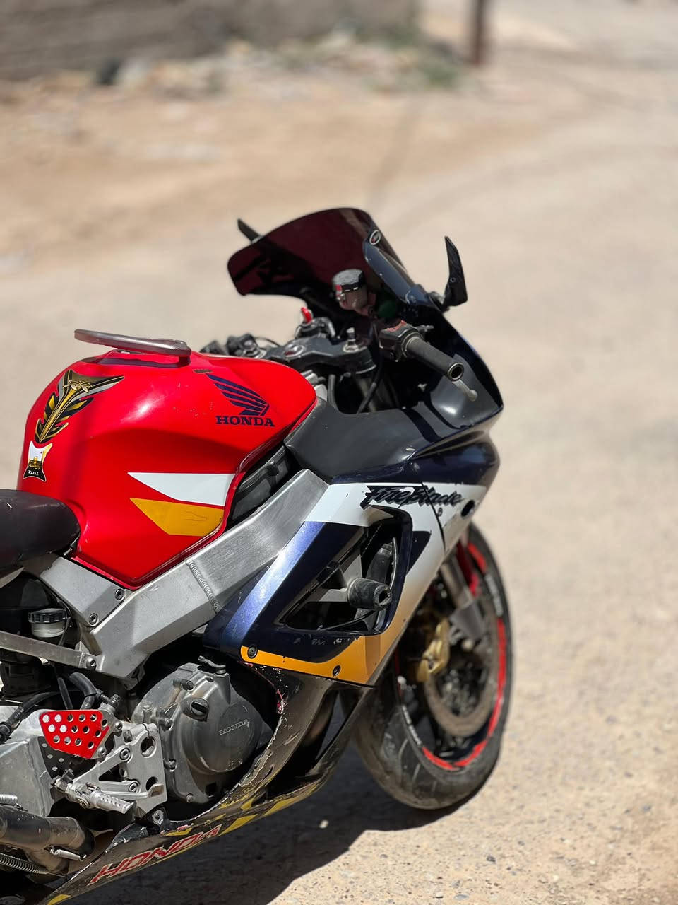 � للبيع : Honda CBR 929RR FireBlade
📌 تسجيل: 2004
📌 الوارد: ياباني
📌 اللون: تراي كولر
📌 فئة الدراجة: سوبر سبورت

━━━━━━━━━━━━━━━

✅ الأوراق كاملة
✅ الكمرك مدفوع كامل
✅ الضريبة مدفوع مكينة مجفت قبل شهرين 
✅ التعشيقات كلها سليمة
✅ تبريد ممتاز
✅ السحب قوي جداً 🔥

━━━━━━━━━━━━━━━

⚙️ المواصفات الفنية:

🔹 محرك 929cc
🔹 4 سلندر DOHC
🔹 تبريد مائي
🔹 حقن إلكتروني PGM-FI
🔹 قير 6 سرعات
🔹 قوة تقريباً 150 حصان
🔹 سرعة300كم/س

━━━━━━━━━━━━━━━

🛠️ الإضافات والتعديلات:

✔️ إكزوز رياضي
✔️ شكل سبورت مرتبة
✔️ صوت جميل ومرتب
✔️ستايل رياضي

━━━━━━━━عارضيه ب 25$ورقه وبيه مجال مكاني بغداد النهروان وتساب وع الخط ***********
