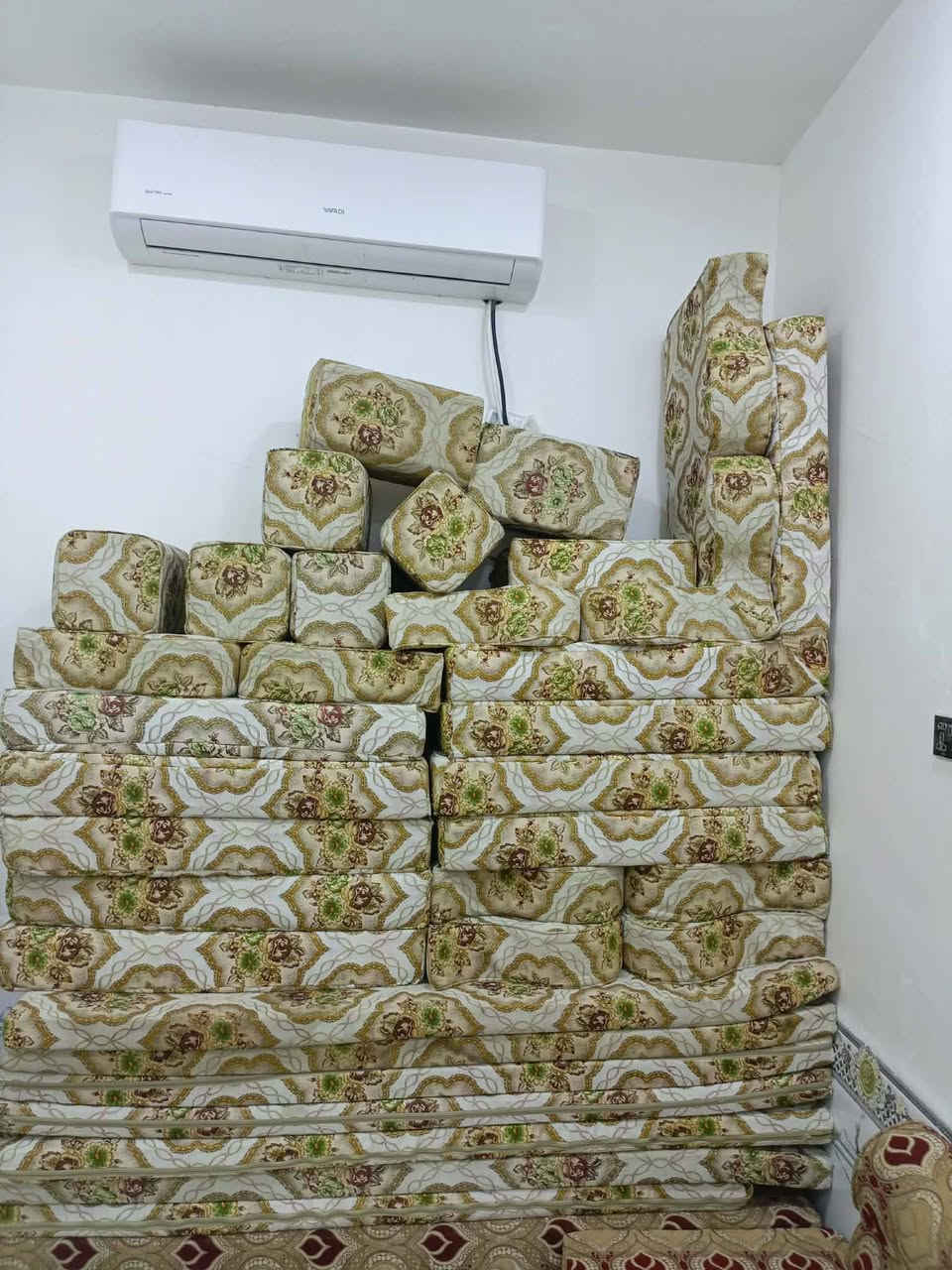 ديوان ارضي مزخرف ملكي 7،دواشك وملحقاته كامل يفرش قياس 7×4 جديد كلش زلغ مابي  الدوشك العالي ابو السحاب الاصلي استخدام كلش قليل 350 بي مجال قليل الي يريده يراسلني.... @الجميع  الولد ماخذا ب 700


**إذا كنت صاحب هذا الإعلان وتريد حذفه لأي سبب، رجاءا أرسل رسالة إلى الدعم الفني**