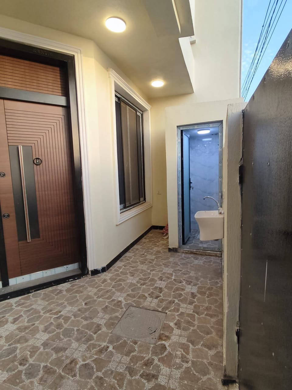 ‏:� دار للبيع – فرصة استثمار وسكن بنفس الوقت 🔥
🏠 دار مرتب وجاهز ضمن موقع مميز
📐 المساحة: 100 متر
📏 واجهة عريضة: 6.25 م
📐 نزال: 16 م
📄 سند رسمي: طابو زراعي سند 25
📝 تنازل شركة + إقرار محكمة 
📍 الموقع الذهبي
بغداد – الدورة – البوعيثة 
قريب من الخدمات والأسواق، مناسب للعائلة أو للاستثمار
🛏 تفاصيل الدار:
✔️2 غرف نوم
✔️صالة واسعة
✔️استقبال أنيق
✔️مطبخ عملي
✔️2 صحيات
💥 السعر منافس ومغري
📞 الاتصال للجادين فقط:
***********

 #البوعيثة #عقارات #بغداد
