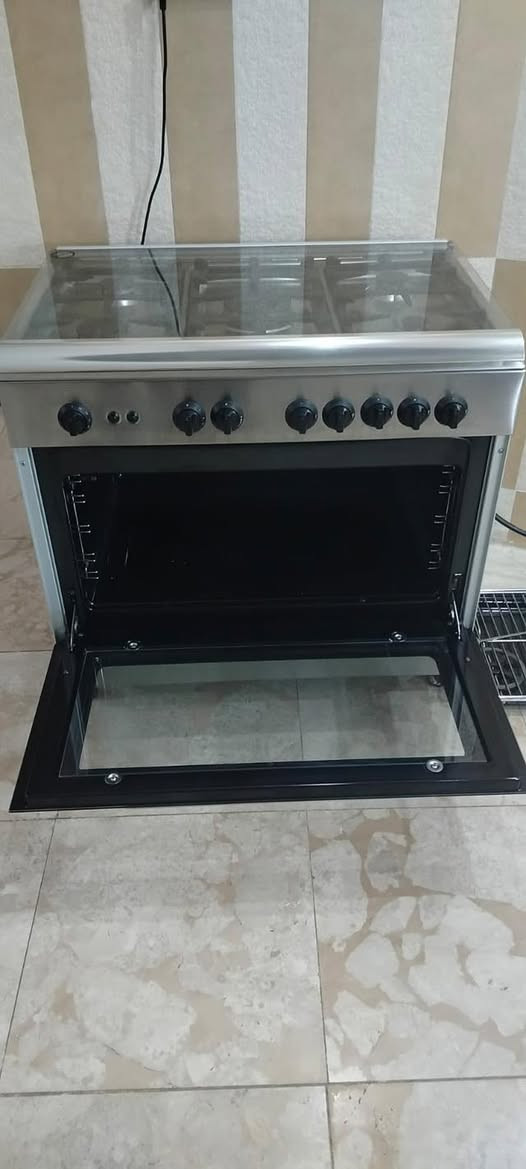 طباخ لجرمانية ايطالي اصلي للبيع نضييف جداً كامل ملحقاته سعر 290 مكاني الشعب  سريدات رقم الهاتف ***********
