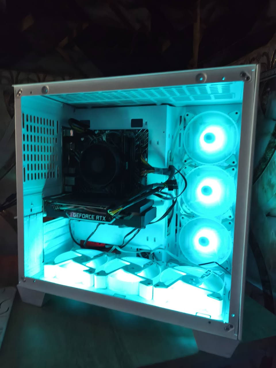 🔥 للبيع PC Gaming جاهز للألعاب 🔥
✅ المعالج (CPU): Intel Core i3-12100
✅ كرت الشاشة (GPU): Palit RTX 2060 12GB
✅ الرام (RAM): 16GB (2×8) Black Wolf DDR4 3200MHz
✅ اللوحة الأم (Motherboard): H610M-K4
✅ مزود الطاقة (PSU): Rocket 600W Silver
✅ التخزين: SSD 120GB + HDD 500GB
✅ الكيس: ESGAMING SEAVIEW 2001W

🎮 الجهاز جاهز للألعاب والاستخدام اليومي، ويشغل أغلب الألعاب على دقة 1080p بأداء ممتاز.

💰 السعر: 725,000 دينار عراقي (قابل للتفاوض بحدود بسيطة).

📍 العنوان: بغداد – مدينة الصدر
📞 للتواصل: ***********
