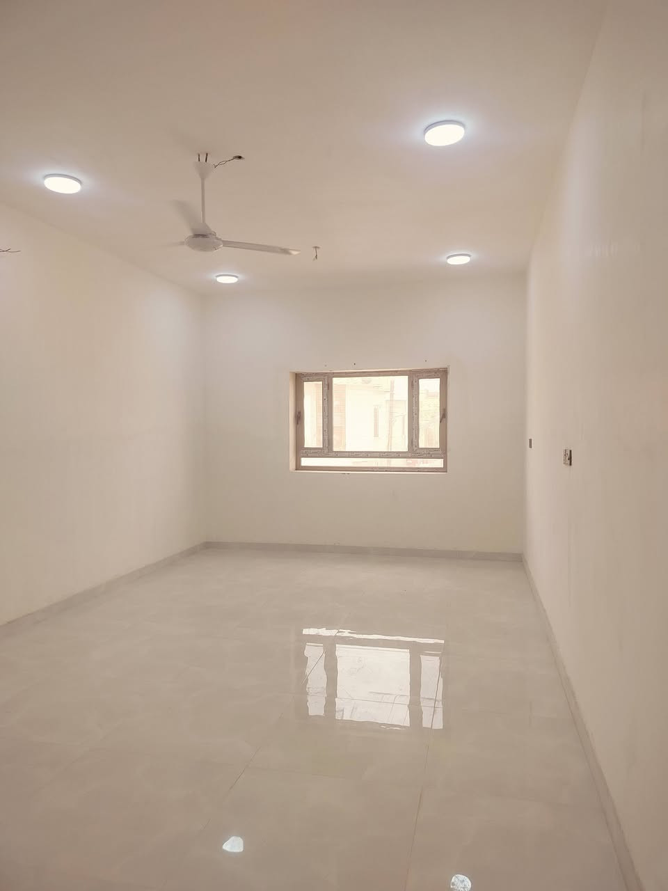 بيت للبيع الشمشوميه 
المساحة 150م الواجهه 7.5م طابقين ونص الواجهه مرمر
بمواصفات ممتازه
البناء حديث درجة اولى 5غرف منام وصاله واستقبال ومطبخ وصحيات كراج للسيارة 
عنوان المكتب 
شارع 14 تموز مقابل مطعم السوري 
***********
