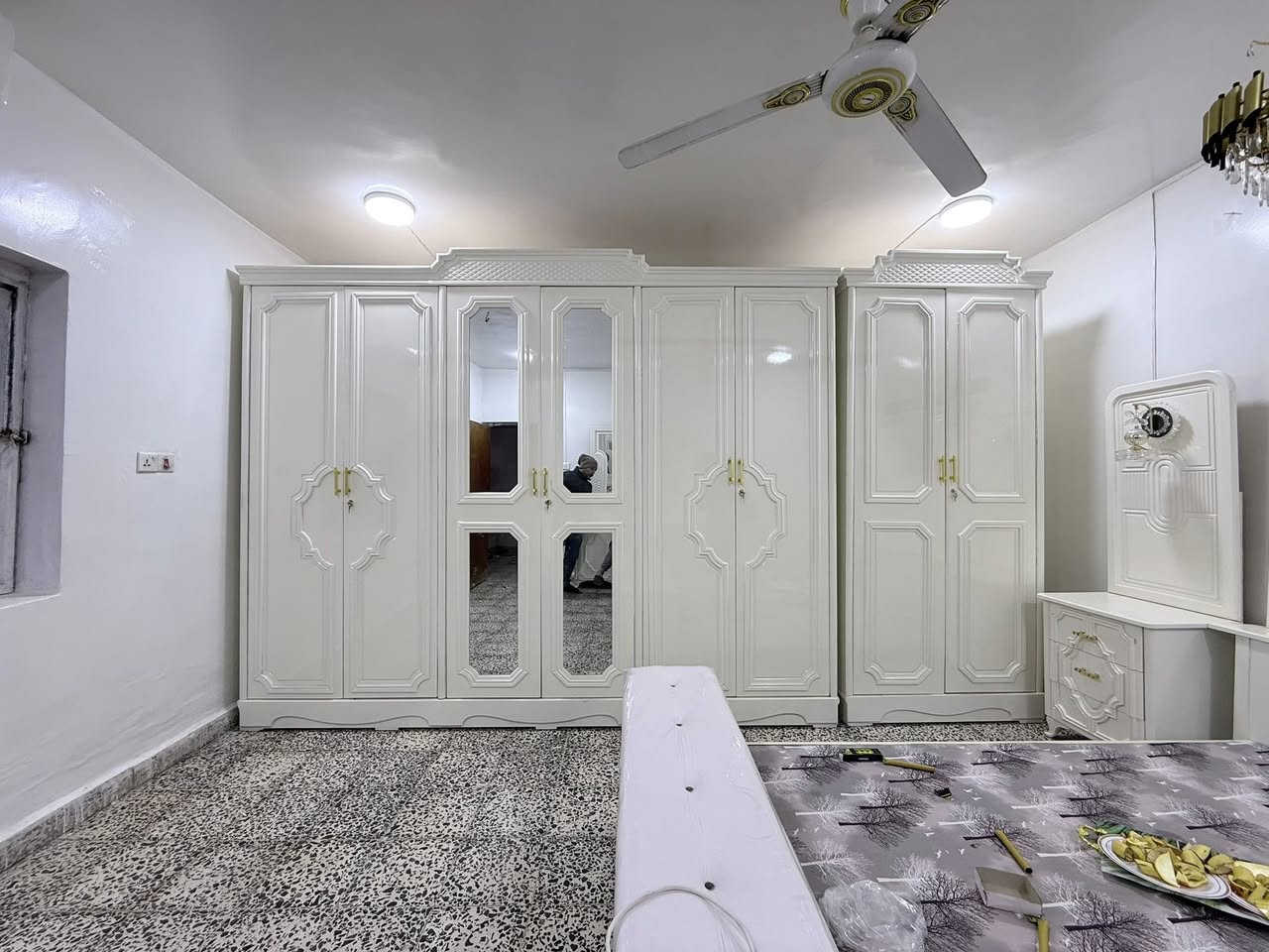 السلام عليكم عقار لبيع طابو صرف مساحة ٢٧٠ متر واقع حال ٣٠٠ يحتوي على ٤ غرف نوم وصالة وهول واستقبال كبير وصحيات داخليه وخارجية اضافة لحديقة موقع مميز حي الضباط مقابيل المتنزة لاستفسار الاتصال على الرقم 
***********
