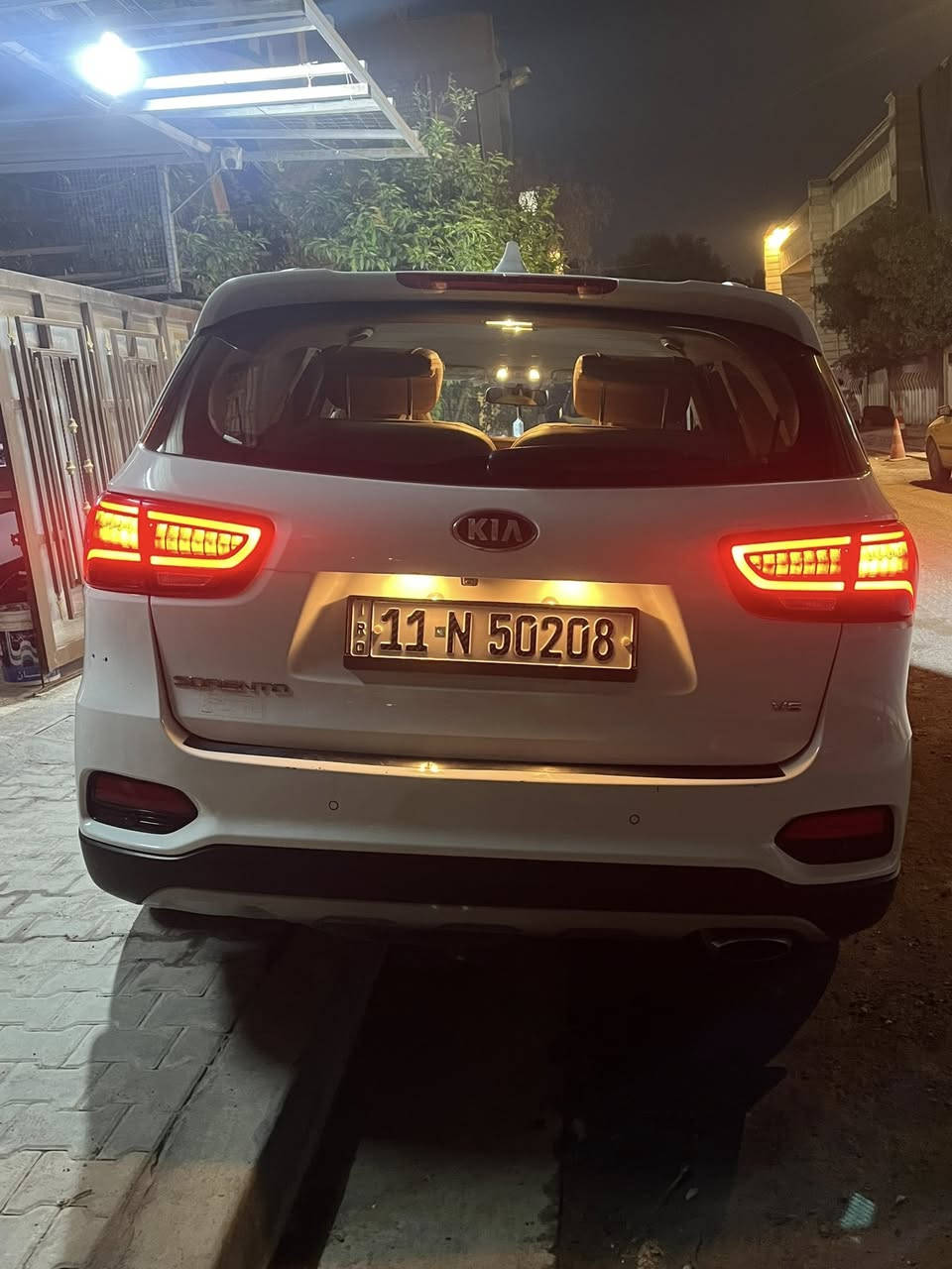 سياره سورنتو موديل 2020 خليجي سته سلندر
ماشيه 70 الف كيلو
فول مواصفات ماعدا بنوراما
سبعه راكب سياره نضيفه مال بيت 
بيه شخط ماشره عليها بصور  رقم بغداد انكليزي هزه جديده 
تحويل ثاني يوم 
سعرها 265 ورقه وبيها مجال
مكانها بغداد الاعظميه
 رقم ***********
