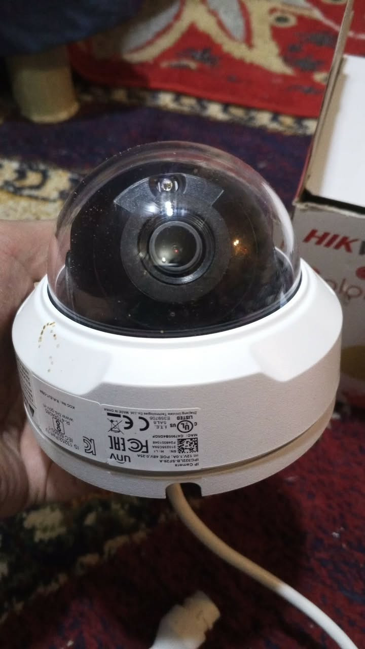 الكاميرا اللي بالصورة هي من أرقى وأحدث فئات هيكفيجن (Hikvision)، وتحديداً فئة الـ Smart Hybrid Light مع تقنية ColorVu. مميزاتها قوية جداً وتخليها اختيار مثالي للأمان بالعراق، وهي:

1. الإضاءة الهجينة الذكية (Smart Hybrid Light)
هاي أهم ميزة بالصورة؛ الكاميرا بيها 3 أوضاع للإضاءة بالليل:
* الوضع العادي: تشتغل بالأشعة تحت الحمراء (تصوير أبيض وأسود) حتى لا تلفت الانتباه ولا تزعج الجوارين بضوء عالي.
* وضع الألوان: تشتغل الإضاءة البيضاء وتبقى الصورة ملونة 24 ساعة.
* الوضع الذكي (الأهم): تبقى الكاميرا "خاتلة" ومطفية الضوء، بس بمجرد ما يمر شخص أو سيارة، يشتغل الضوء الأبيض فوراً وتتحول الصورة لملونة وتكدر تميز الوجوه بوضوح.

2. تصوير ملون 24 ساعة (ColorVu)
فتحة العدسة مالتها كبيرة جداً (

F
1.0
𝐹
1
.
0
)، يعني تسحب كل قطرة ضوء موجودة بالشارع حتى تنطيك صورة ملونة واضحة جداً حتى لو الإضاءة ضعيفة، عكس الكاميرات العادية اللي تصير صورتها "مغبشة".

3. ذكاء اصطناعي (AcuSense)
الكاميرا "تفتهم" الفرق بين البشر والسيارات وبين حركة الأشجار أو الحيوانات (مثل البزازين). يعني التنبيه اللي يوصلك على الموبايل يكون حقيقي ومو إنذار كاذب.

4. ميكروفون مدمج (Built-in Mic)
الكاميرا بيها لاقطة صوت داخلية، يعني تكدر تسمع الكلام والحركة اللي تصير يم الكاميرا وتسجل الصوت وية الفيديو بجودة عالية.

5. مقاومة للظروف الجوية (IP67)
مصممة حتى تتحمل جونا بالعراق؛ تقاوم الحرارة العالية، العواصف الترابية، والأمطار القوية بدون ما تتأثر العدسة أو الجهاز الداخلي.

6. دقة عالية (HD)
الصورة تكون بدقة عالية (عادةً 2 أو 4 أو 5 ميجابكسل حسب الموديل اللي عندك)، وتدعم تقنية الضغط 

H
.265
+
𝐻
.
2
6
5
+
 اللي تخلي الهارد يشيل تسجيلات لفترة أطول بدون ما يخلص الخزن بسرعة.
نصيحة: إذا تريد تستفاد من كل هاي المميزات، لازم تربطها على جهاز تسجيل (NVR) من نوع "4.0" أو أحدث حتى يدعم الذكاء الاصطناعي مالتها.

قطعه وحده سعر 35 مع التوصيل


**إذا كنت صاحب هذا الإعلان وتريد حذفه لأي سبب، رجاءا أرسل رسالة إلى الدعم الفني**