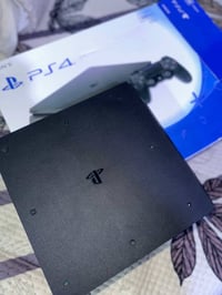 بلي 4 سلم للبيع جهاز نظيف مامفتوح  ويا فيفا ويده اصليه  وكارتونه وملحق...