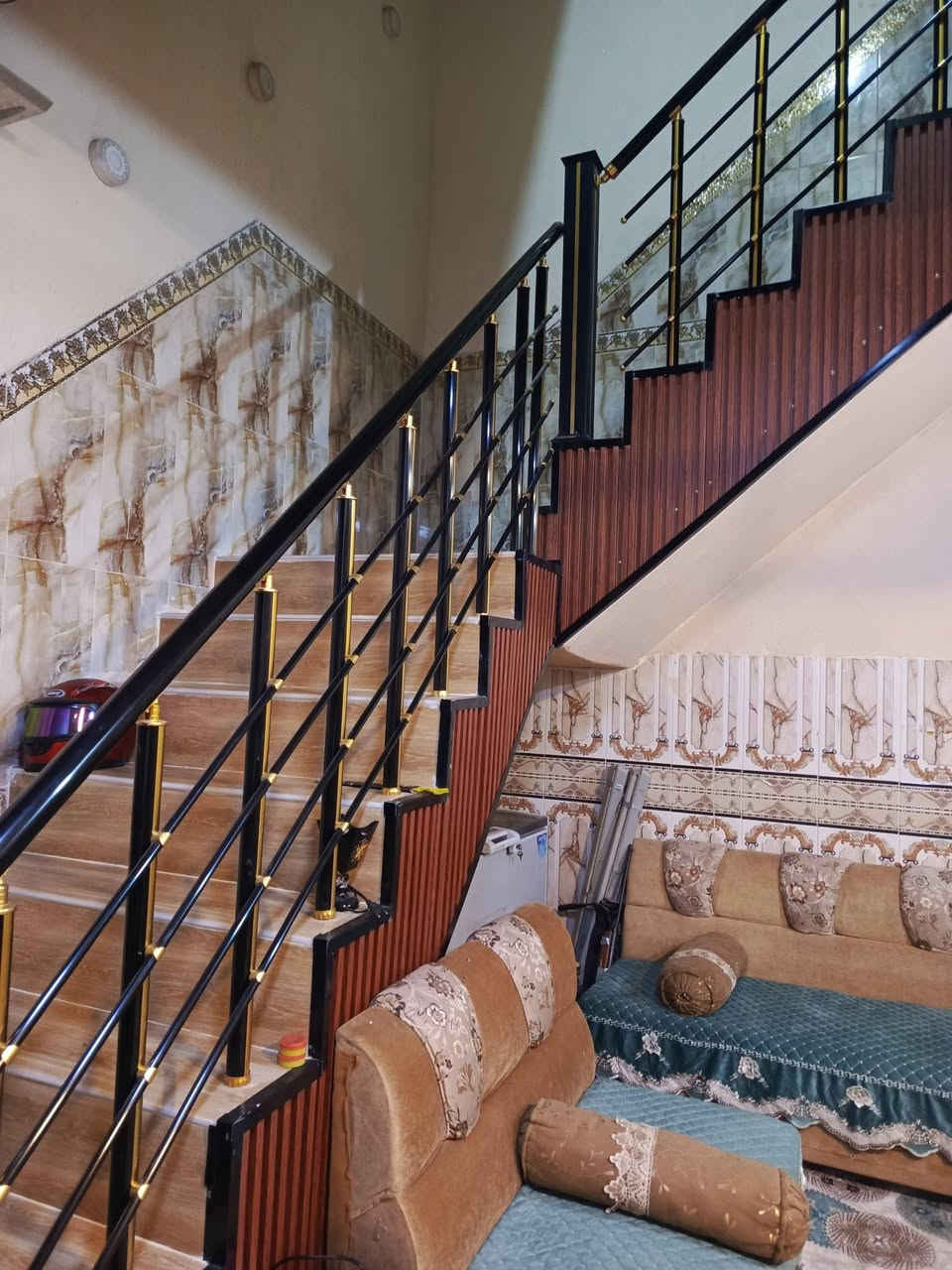 � للبيع بيت في ديالى / الخالص – حي الخويلص

📏 المساحة: 300 متر
🏠 مساحة البناء: 200 متر
📜 الملكية: طابو ملك صرف

يتكون البيت من طابقين + بيتونة (طابق ثالث صغير):

🔹 الطابق الأرضي:

 • غرفتين نوم
 • صالة واسعة
 • مجمع صحيات
 • مطبخ حار وبارد
 • استقبال 
  •  وهول
 • ممر فاصل بين الهول والاستقبال
•حديقة خلفية 

🔹 الطابق الثاني:

 • ثلاث غرف نوم
 • صالة
 • سطح واسع
• مجمع صحيات 
🔹 الطابق الثالث (البيتونة):

📍 الموقع مميز وهادئ في حي الخويلص – قريب من الخدمات والمدارس والأسواق.

📞 للتواصل والاستفسار:
(‏‪***********‬‏
