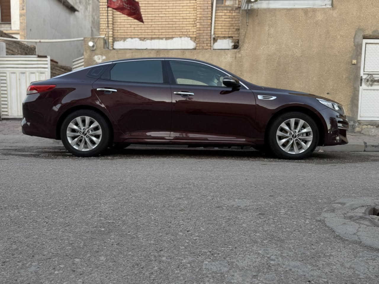 تحيه طيبه ….❤️
سياره للبيع نوع كيا اوبتما
موديل2016 
رقم بغداد حره تحويل مباشر مشروع وطني 
لون باذنجاني 

حادثها كلش بسيط وبدون تبديل وبدون صبغ وبدون دواااخل كما موضح بالصور فقط باارد كلش بسيط 
.
فول مواصفات للاخير  
مواصفاتEx 
بانورما 
بصمه تشغيل + ابواب 
شاشه كبيره + كامره دواره 
كشنات جلد 
كشنات تبريد +تدفئه 
تدفيه بالستيرن 
بك لايت لد 
قطعتين تبريد منااخي 
رادارات امامي وخلفي وجانبي 
اشاير مري +مري شفط 
3 وضعيات قياده (نورمال+ايكو+سبورت)
ماشيه133 الف فقط حقيقي 
وبعد هواي مواصفات 
وسعرها143 وبيها مجال بسيط بعد المعاينه 
ومكانه بالكوت مركز المدينه 
وهذا رقمي***********
