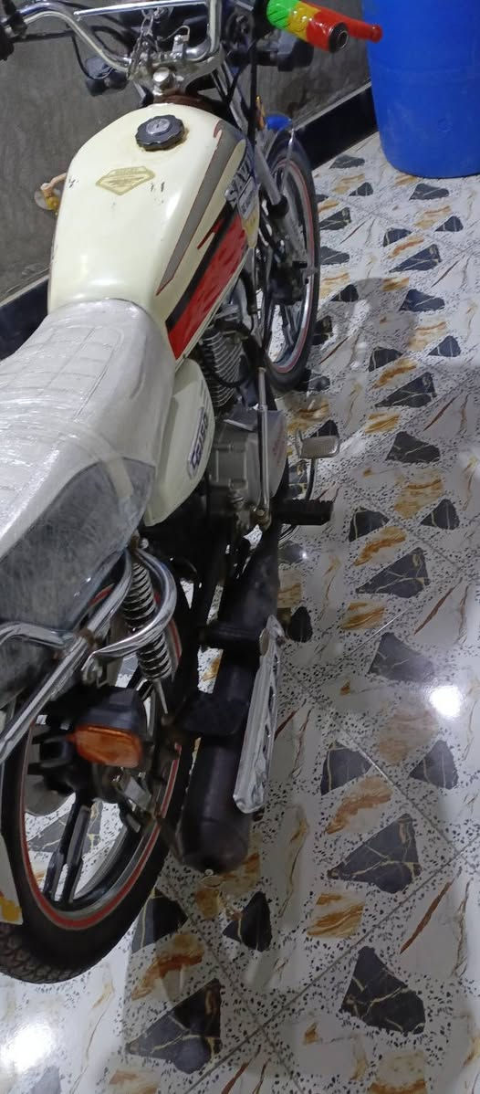 سلام عليكم دراجة سيفان 20 مكينه ما مفتوحه اوراق كامله دراجه خير من الله سعر 550 بيهه مجال ***********
