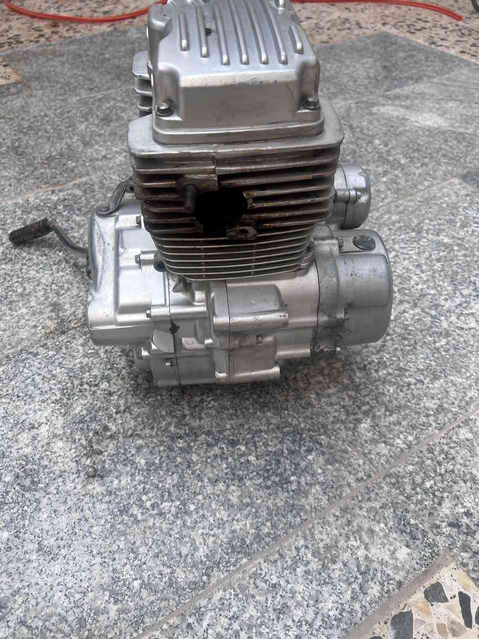 سلام عليكم مكينه للبيع مبدل بيه بوشه وبستم  وكلجات جدد محرك نضيف وشغال سعر 100وبيه مجال قليل وشراي يجي خاص وبخدمته رقم المبايل *********** مكاني ناصريه حي الشموخ
