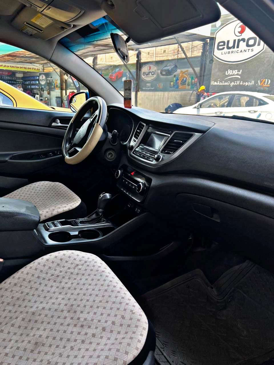 توسان 2016
الموصفات 
:دفلوك 
:كامرة شاشة صغيرة
٣وضعيات قيادة
نظام منحدرات 
شاشة اعطال 
LEDامامي خلفي
جام اوتو 
سيارة بحالة جيدة جدا 
محرك 1600 تيربو 🚀
للتواصل 
*********** بغداد, العراق
