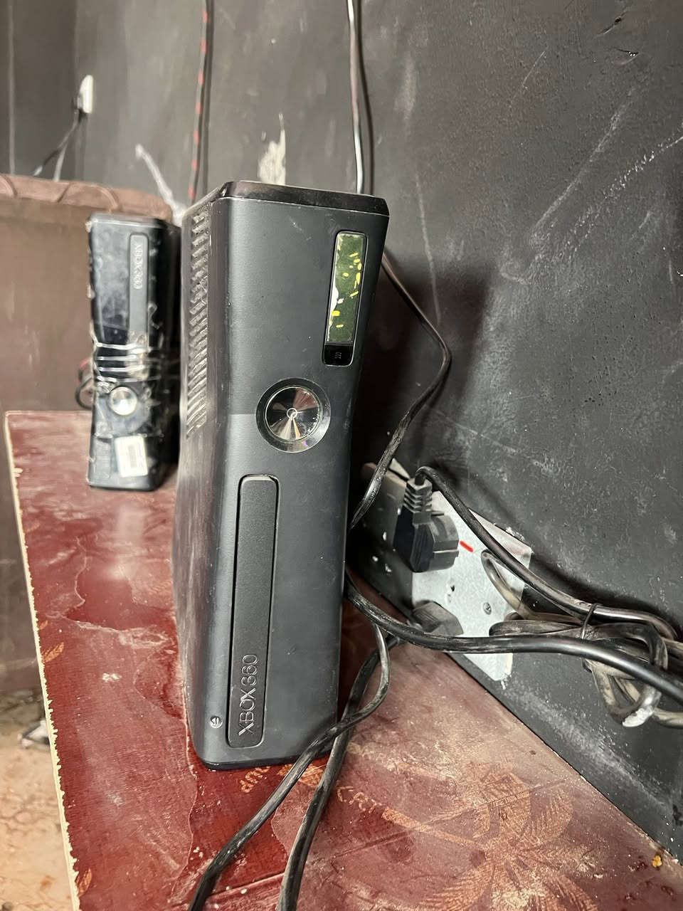 سلام عليكم 
اكس بوكس 2 للبيع 
ملحقات كامله واحد 150 لعبه 
والثاني 50 لعبه مكاني بعقوبه التحرير ***********
