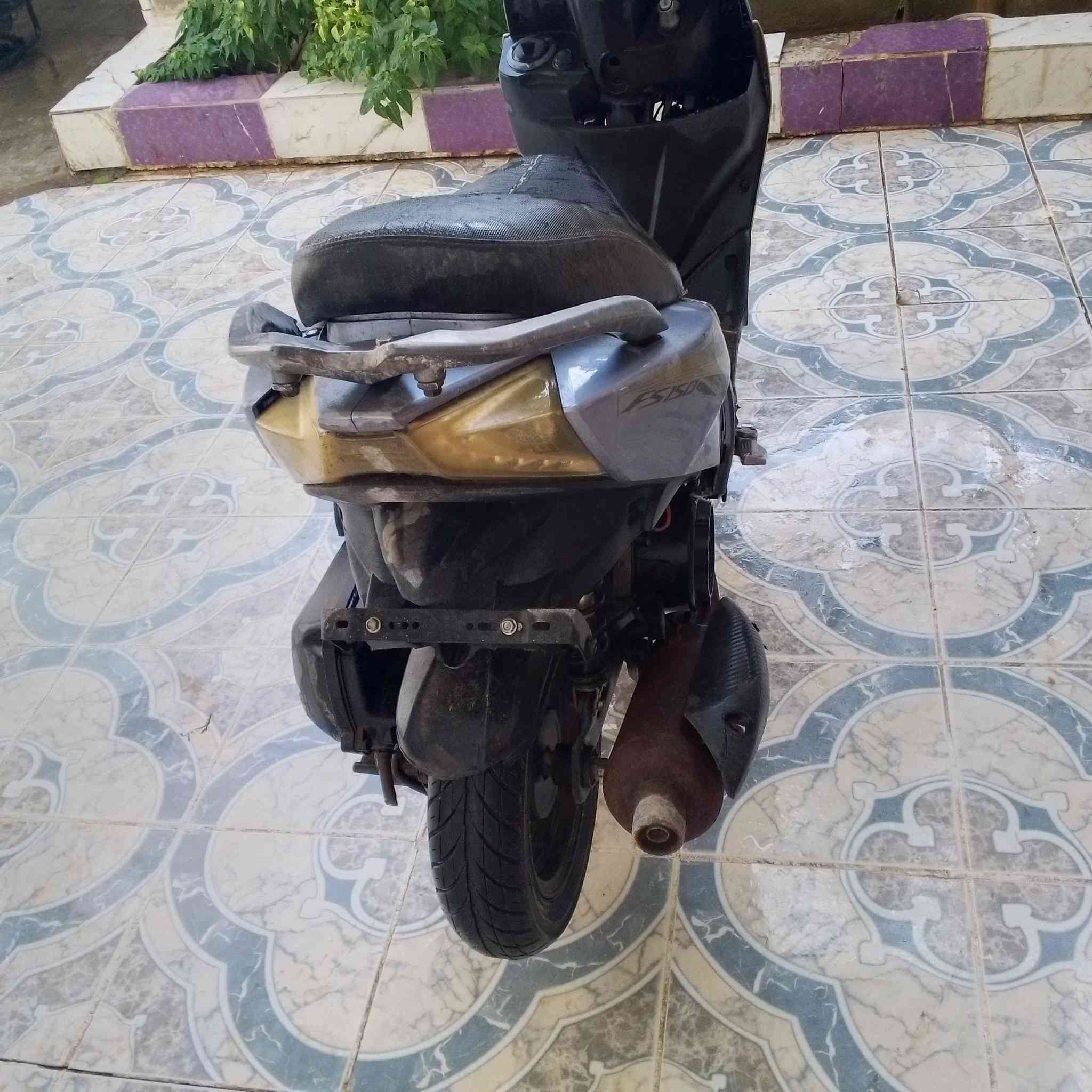 سلام عليكم
من رخصت صاحب الكروب 

دراجه اف اس /120

كامله مكمله بيعه مكينه مكفوله شرط الشلعه اشك الكاع 

نقصه الكابريتر /ول سلف خرط مجاي دير نفسها  

اطيك مكينه مكفوله  

مكاني /بعقوبه قنطره خليل باشه 

***********
السعر /175وبيه مجال
