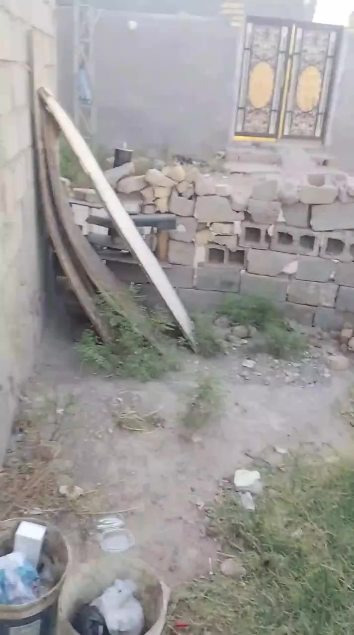 سلام عليكم @ بيت للبيع مساحته 200متر عقد 25 يحتوي حديقه يم باب خروج حديقه داخل منزل صحيات خارحيه داخليه كامل تثيث سيراميك يحتوي مضيف وصاله غرفتين نوم مطبخ بيتونه درج ترك داخل لبيت سعره 60بي مجال رقم هاتف ***********مكان خلف المتنبي
