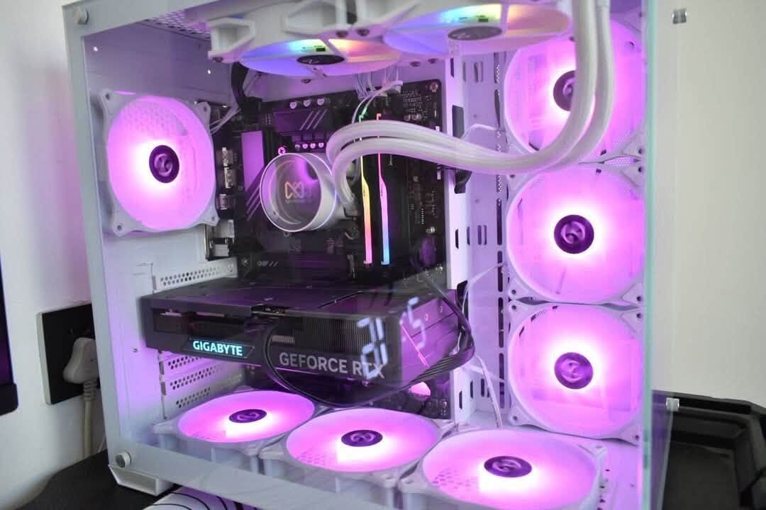 � للبيع PC Gaming قوي جدًا - يشغل جميع الألعاب على أعلى الإعدادات 🔥
📌 المواصفات:

•  🧠 Intel Core i5-14400F
•  🎮 RTX 4070 SUPER (3 Fan)
•  💾 32GB DDR5 6600MHz (2×16GB)
•  🖥️ Motherboard B760
•  ⚡ SSD 1TB
•  🔌 Power Supply 850W Gold
•  ❄️ مبرد مائي 240mm
•  🖤 Full Tower Case مع 7 مراوح RGB

✅ يشغل أحدث الألعاب مثل GTA 6 (عند نزولها على PC)، Cyberpunk 2077، Black Myth: Wukong وغيرها على إعدادات عالية جدًا.
✅ الجهاز نظيف، جاهز للاستخدام، بدون أي مشاكل

للتواصل (***********)
