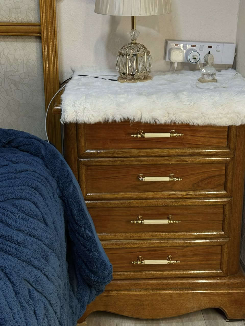 سلام عليكم غرفة خشاب تفصال 5ملم  خشب درجة أولى بعدهي جديدة مكان بغداد ***********
