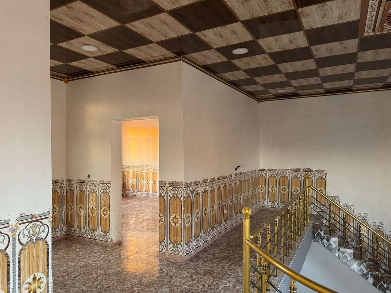 السلام عليكم بيت طابو صرف للبيع حي الجمعيه الثنايه داخل العلم صلاح الدين
البيت يعوزه بوب داخليه واناره فقط وعل تبليط مباشر 
المساحه 265 متر 
البيت طابقين 4 غرف نوم وصاله كبيره وربعه مطبخ وهول حار بارد وسياج والصطح شتايكر شغل درجه اوله
السعر 80 وبي شوي مجال الشراي يتصل ***********
