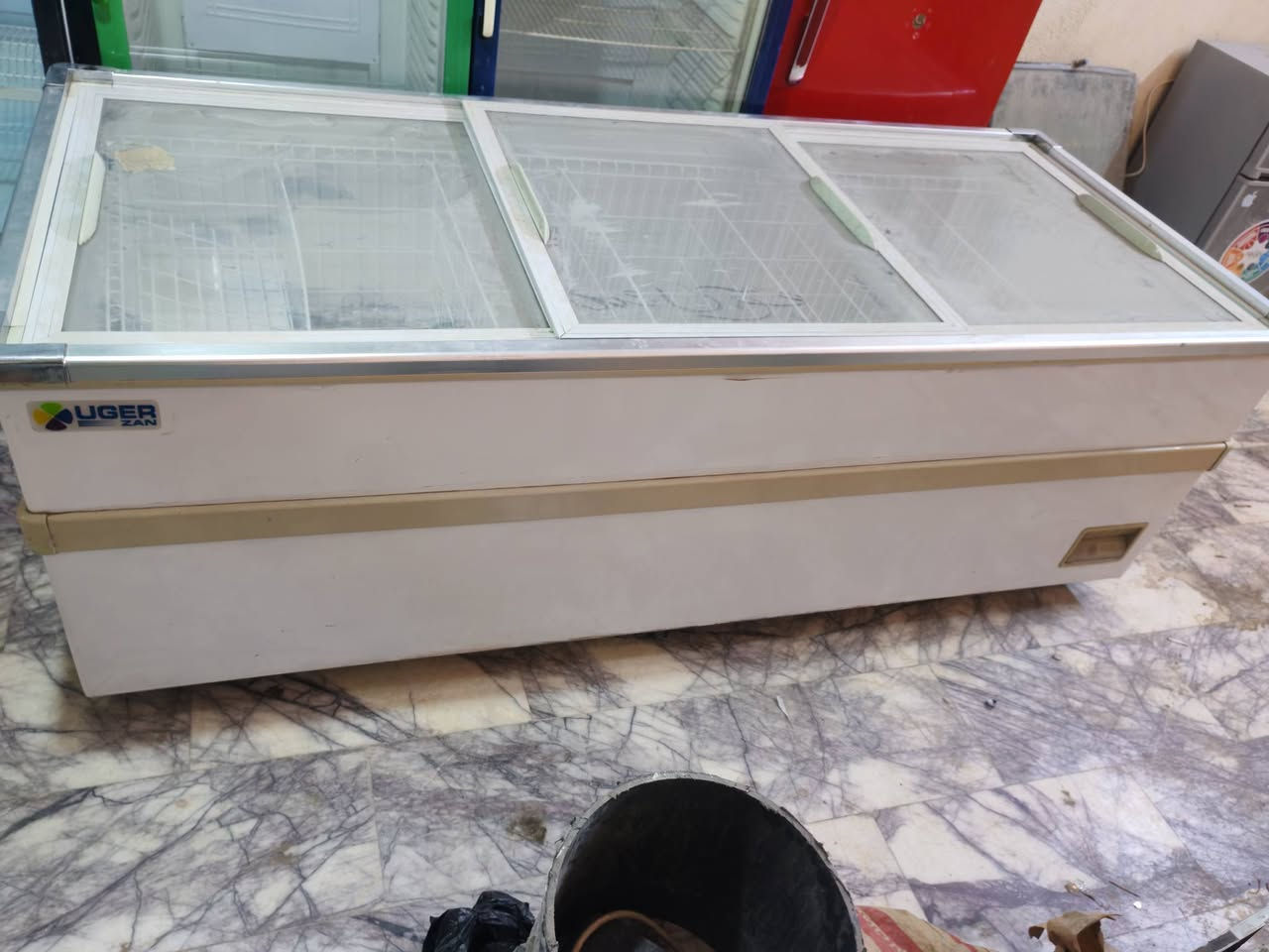 عارضات عامودي حجم ٣٠ للبيع +عارضة مجمده   حوته الطول مترين و٢٥ سم وعرض ٩٥ سم  تركي الأصلي اخو الجديد نضافة 100 /100 الشراي يتصل *********** مكاني جميلة
