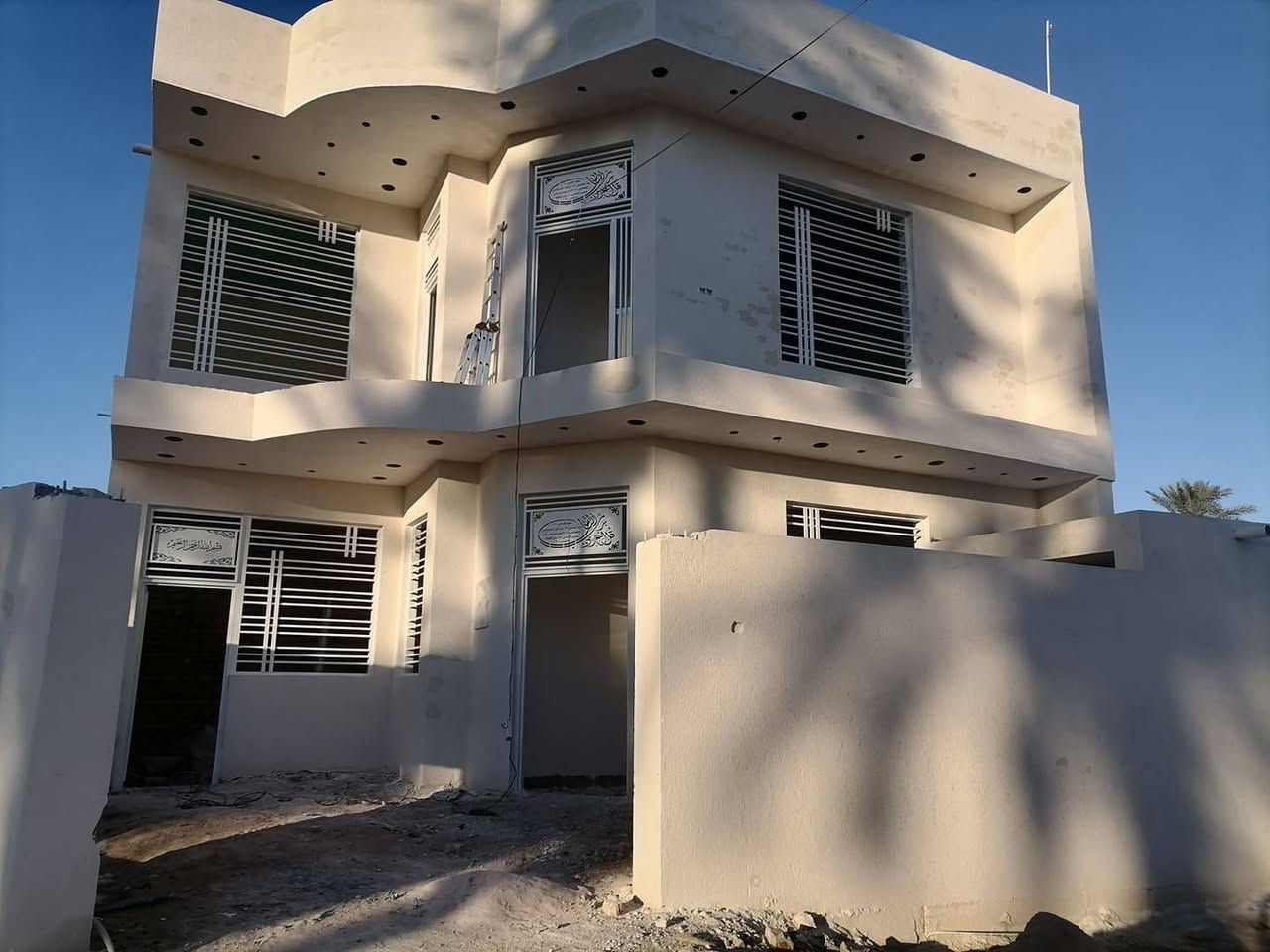 مستعدون لصباغة ابواب وشبابيك والجدران /تغليف فلين/  / تغليف ورق جدران / للاستفسار الاتصال☎️📲/*********** //ميسان متوفر حاليآ 📞 كادر صباغ دوار حكوميه المدارس رقم ثاني متوفر *********** صباغ وجهيات
