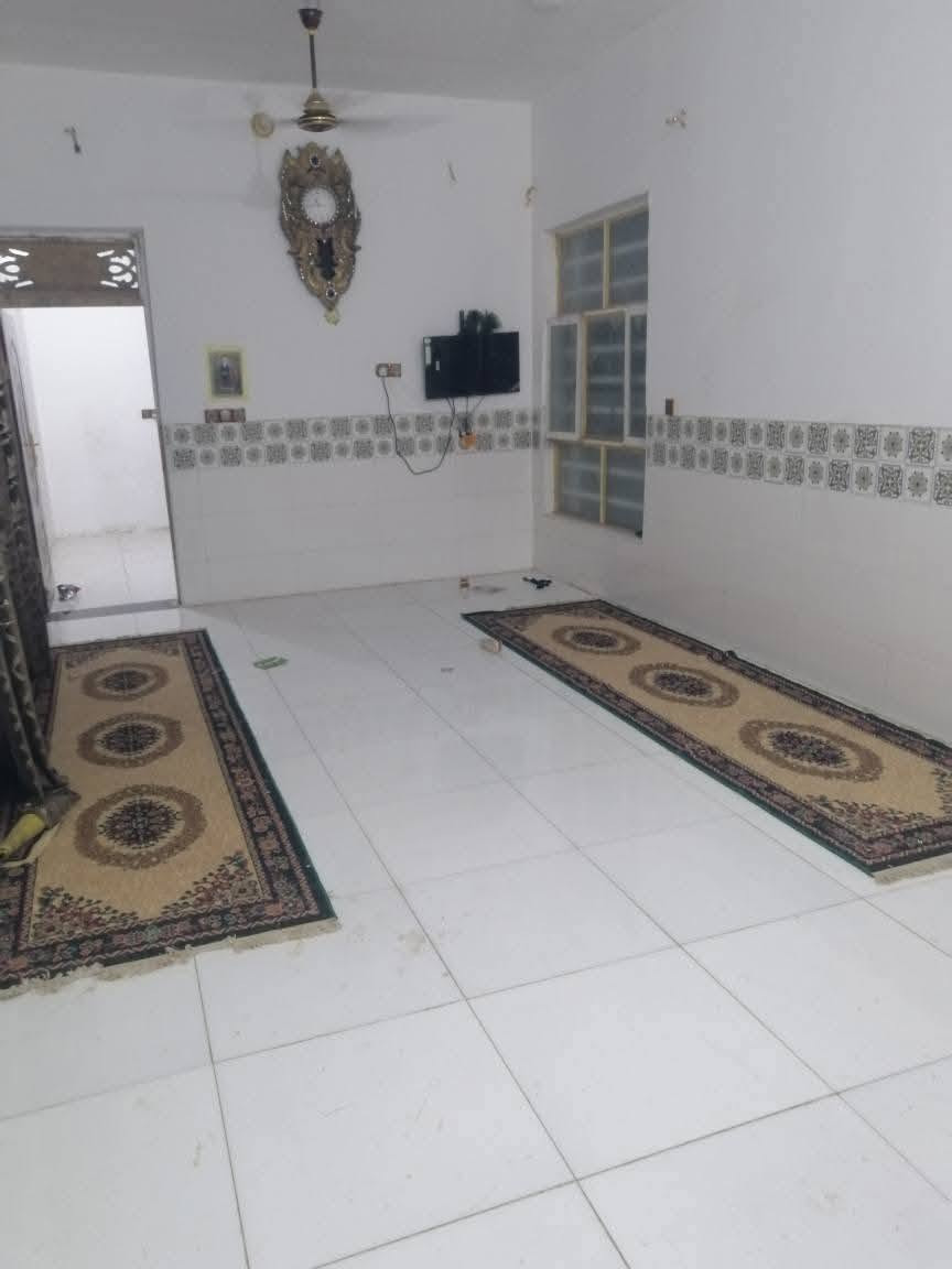 دار للبيع مساحته القطعه ٤٠٠ متر باني البيت ب٢٠٠ متر وباقي قطعه ٢٠٠ متر البيت بي غرفتين وصاله ومطبخ وبراني بناء طابوك جديد البيت جاهز ارضيه بورسلاين سراميك   حي عداي مقابل حي الصناعي أكثر استفسار على رقم ***********(ملاحضة نوع العقار زراعي زراعي)

