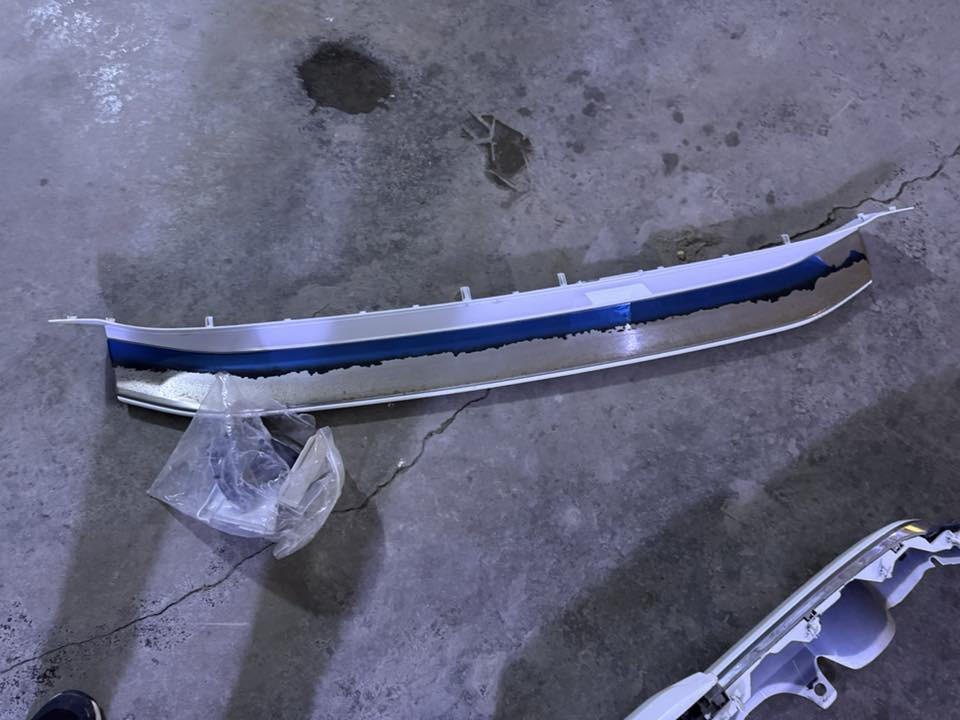 لحيه لاندكروز وشباك vxr2022القطعه الخلفيه بيه شخوط خفيفه مغلفهPPFالسعر اتصل وتدل***********
