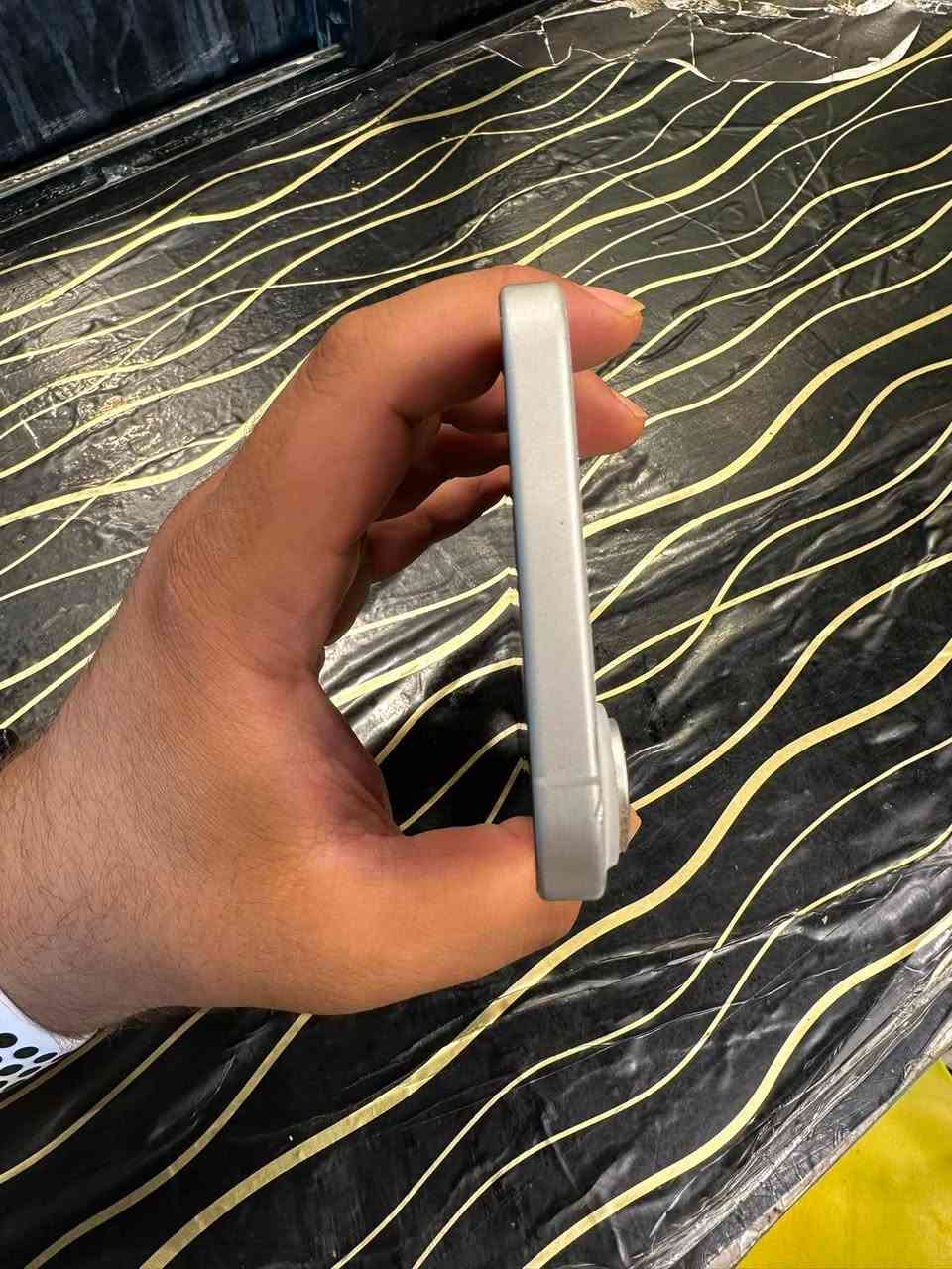 السلام عليكم مبايل ايفون 16 بلاس للبيع بطاريه 98 ذاكره 256 ماستر بعده بضمان الشركه جهاز نضيف بس الشاصي مالته بي زلوغ قليل سعره 850 وبي مجال قليل للشراء اتصال ع هذا الرقم *********** مكاني بغداد حي اور ال ٦٠٠
