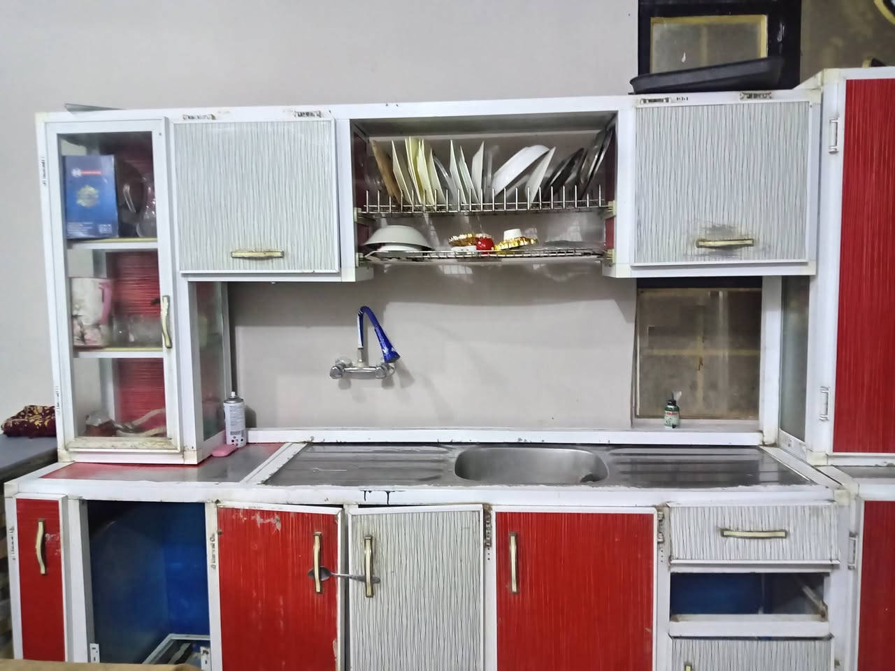 السلام عليكم كاونتر مستعمل للبيع سنك و ملحق كاونتر وملحق نضيف بي باب واحد طايح وموجود مكاني كوت السعر 250 وبي مجال قليل وتدللون 🌹رقمي ***********
