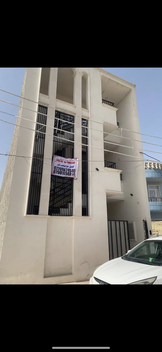 بيت للأيجار مساحه 150 متر مدخلين طابق ارضي غرفتين نوم وصاله ومطبخ وصحيات وهول داخلي 3 مناور بناء 2025 حديث هياكل حي الفرات قرب جامعه المشرق و مقابيل الجامعه الامريكيه وجامعه البيان *********** صاحب الدار
