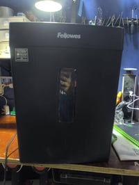 تالفة ورق حجم 7 لتر ماركة Fellowes مستخدم نظيفة شرط الشغل  تواصل خاص ا...