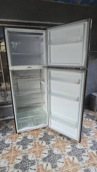 ثلاجة حجم كبير  السعر ١٢٥ الف  الموقع / حي الاعلام ٠٧٧١٢٣٦٤٧٩٢