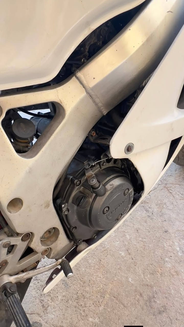 بطح CBR 919 للبيع اقراء المنشور
الدراجه مبدل الها تايرات تخم جديد 
مرايات h2 رياضي 
يدات رياضي جديد 
زنجيل جديد 
كهربائيات كلها شغاله 
دراجه بيها فقط المكينه تحتاج تصليح متشتغل سلف بيها صوت باالمكينه ابيعها على وضعها لاتجي دكلي نروح فيتر مااعرف انطي فلوس نص ونص 
لو دكلي المسح المنشور ومتجي شراي تعال شوفها تعجبك اخذه ماتعجبك اعبر المنشور 
#سعر مليون و200مجال قليل بيها كلش 
***********
